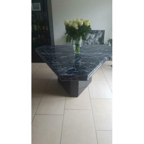 Eettafel Grote marmer look driehoek tafel