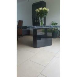 Eettafel Grote marmer look driehoek tafel