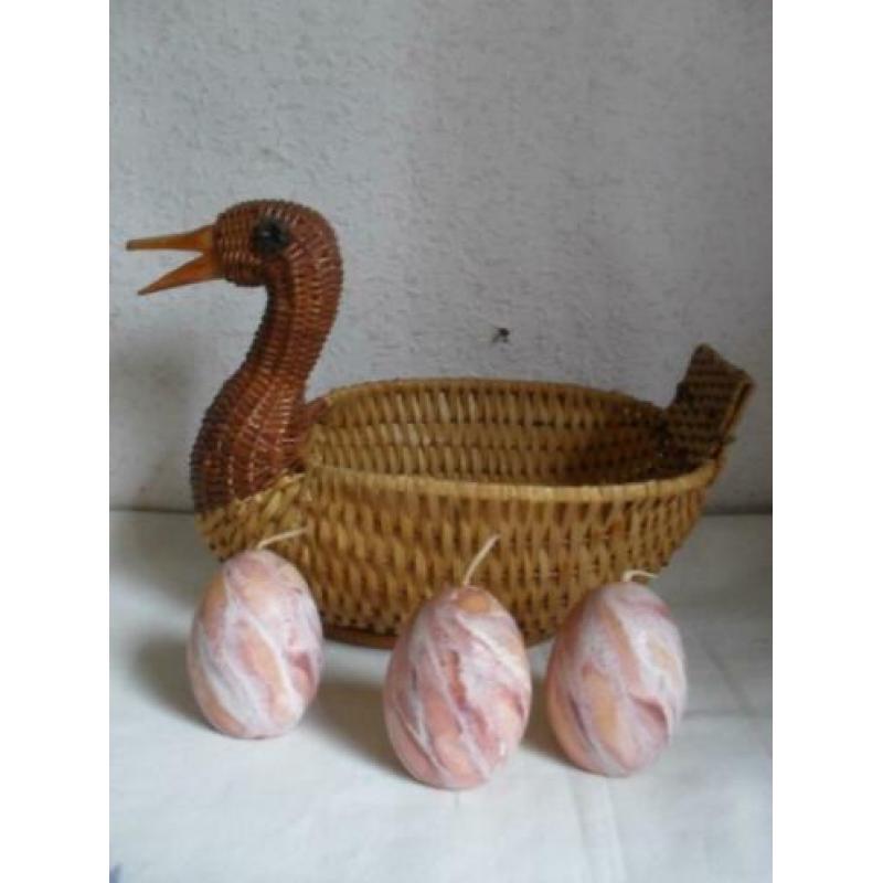 vintage rieten eend, blikken kuiken, eierwarmers paasdeco