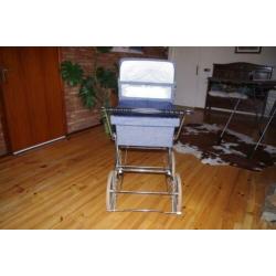 Vintage oude kinderwagen jeansblauw