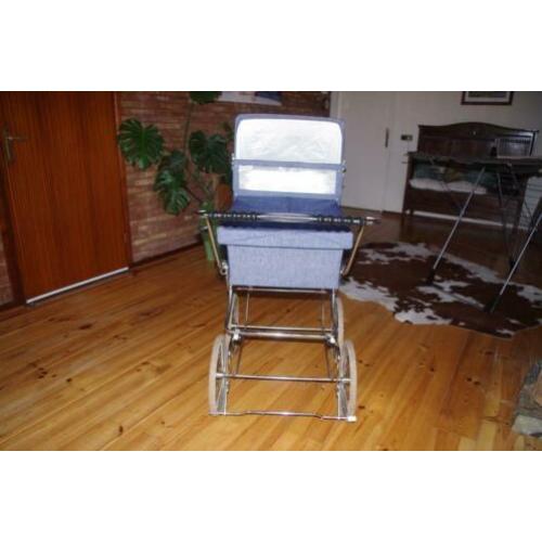 Vintage oude kinderwagen jeansblauw