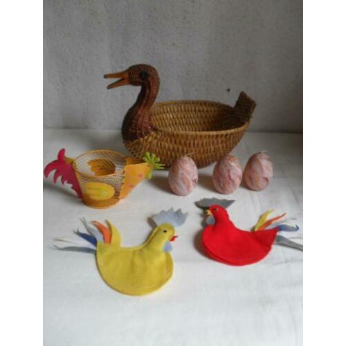 vintage rieten eend, blikken kuiken, eierwarmers paasdeco