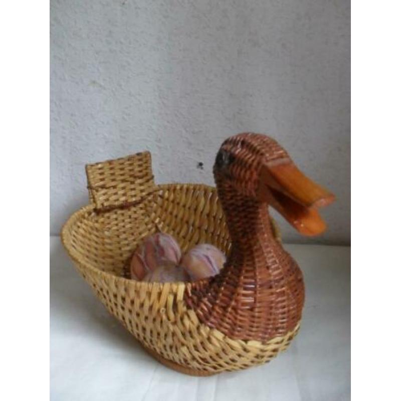 vintage rieten eend, blikken kuiken, eierwarmers paasdeco