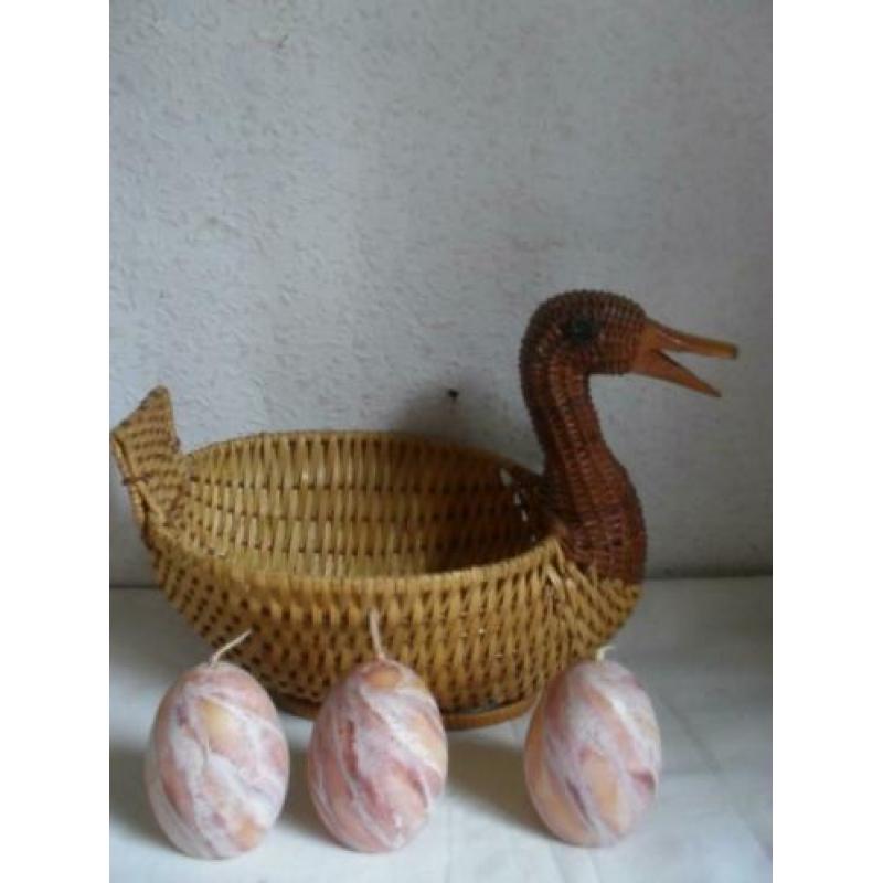 vintage rieten eend, blikken kuiken, eierwarmers paasdeco