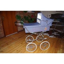 Vintage oude kinderwagen jeansblauw