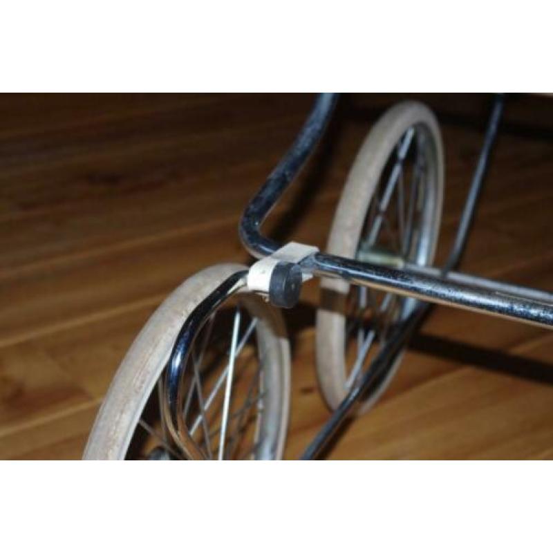 Vintage oude kinderwagen jeansblauw