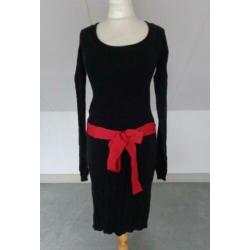 VERO MODA gebreide jurk mt. S zwart met rode ceintuur