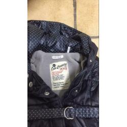 Mooi warm donkerblauw IKKS jasje voor baby van ong. 6 mnd