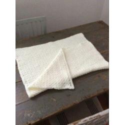 Handgemaakte deken sprei wikkeldoek baby wol wit nieuw !