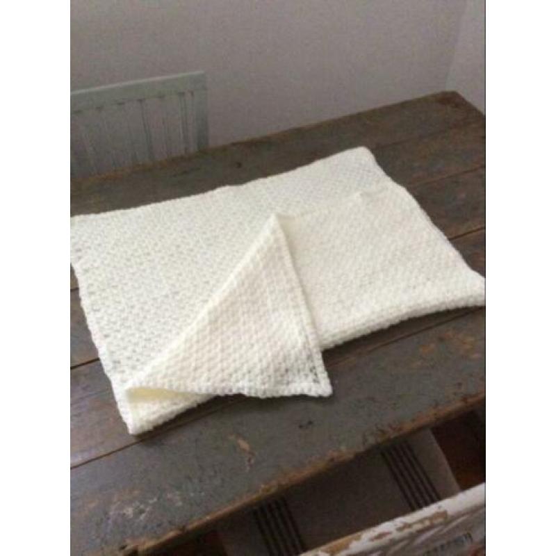 Handgemaakte deken sprei wikkeldoek baby wol wit nieuw !