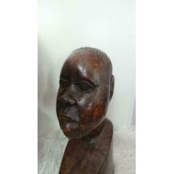 Zware massief houten Afrikaanse borstbeelden h 45 en 36 cm.