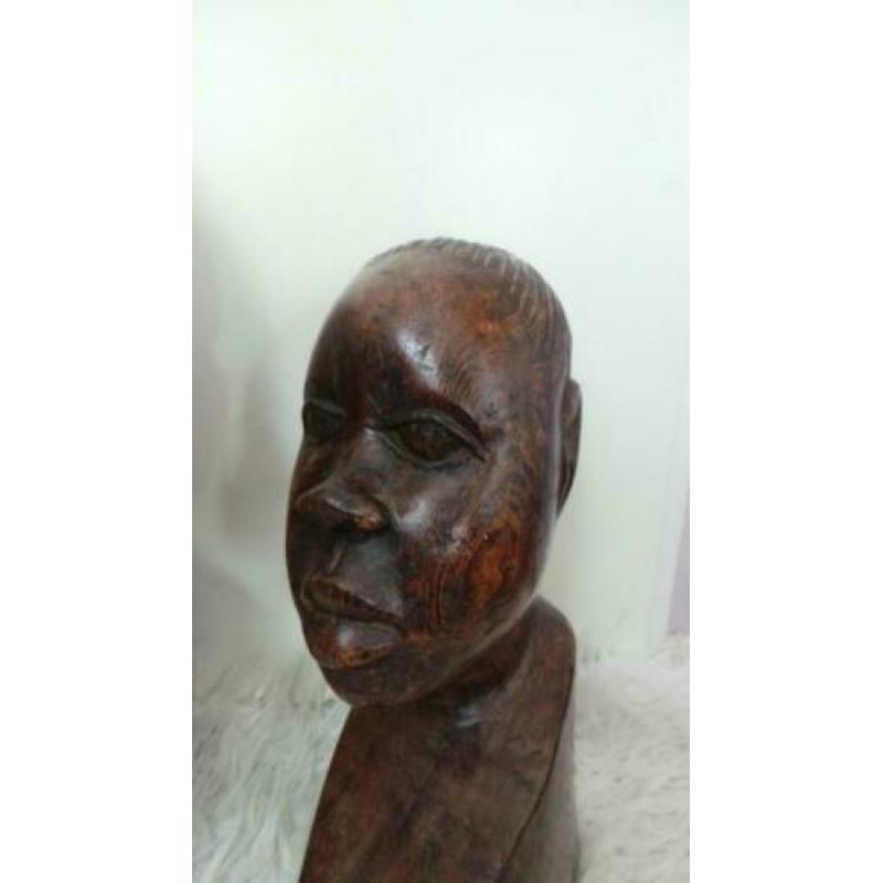 Zware massief houten Afrikaanse borstbeelden h 45 en 36 cm.