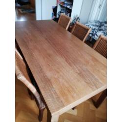 Houten tafel en 6 rieten stoelen