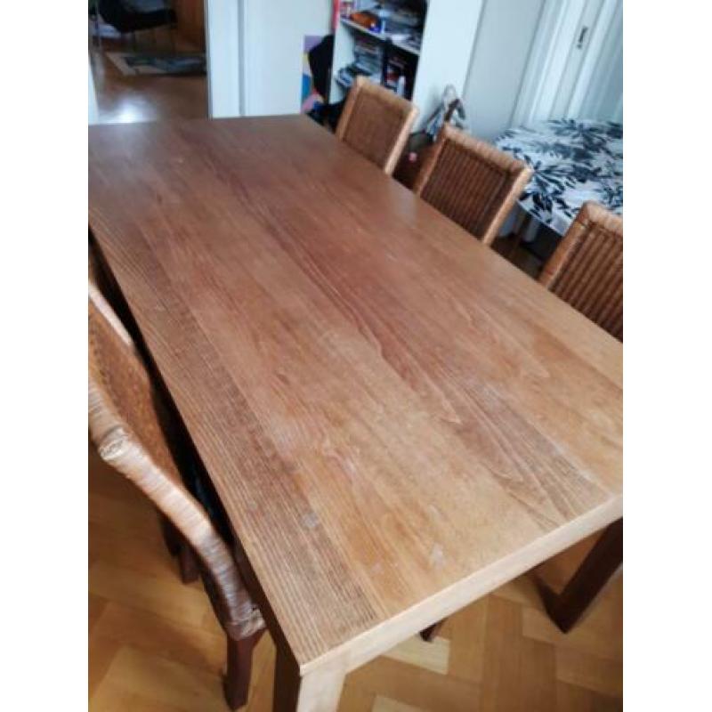 Houten tafel en 6 rieten stoelen