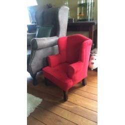 Prachtige rode kinderstoel, kinder fauteuil in topstaat!