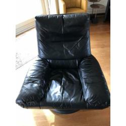 Rolf Benz Fauteuil, inclusief voetenbank/poef. Zwart leer