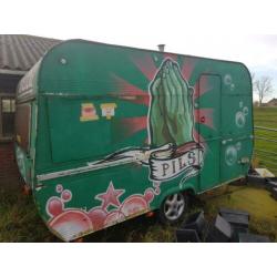 Zwarte cross caravan