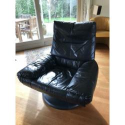 Rolf Benz Fauteuil, inclusief voetenbank/poef. Zwart leer