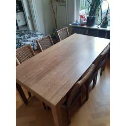 Houten tafel en 6 rieten stoelen