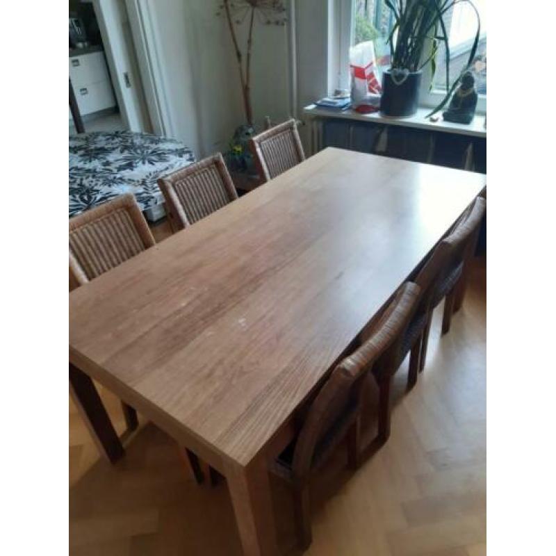 Houten tafel en 6 rieten stoelen