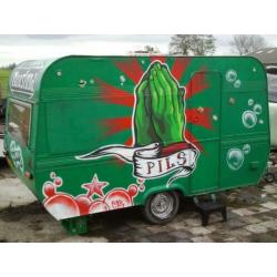 Zwarte cross caravan