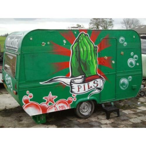 Zwarte cross caravan