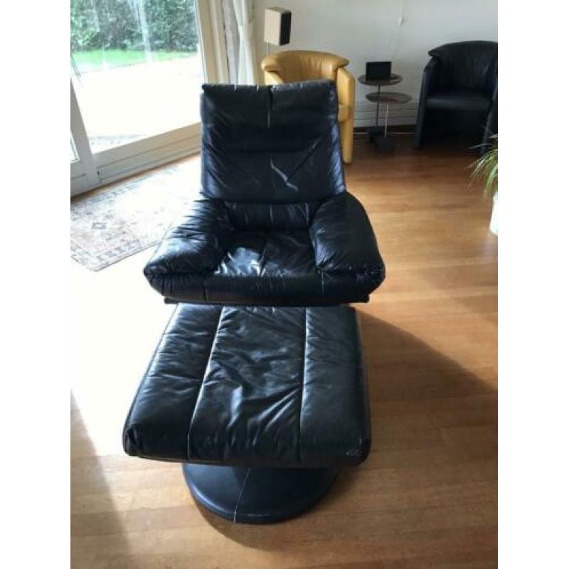Rolf Benz Fauteuil, inclusief voetenbank/poef. Zwart leer