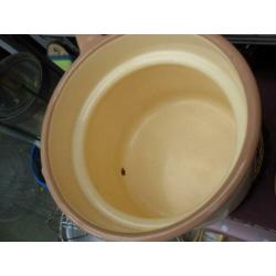 brocante emaille kan / emaille melkkoker beige