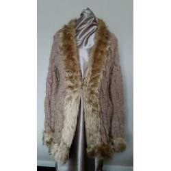 Bruin gebreid lang vest met wol en bontrand van Only! Mt. L
