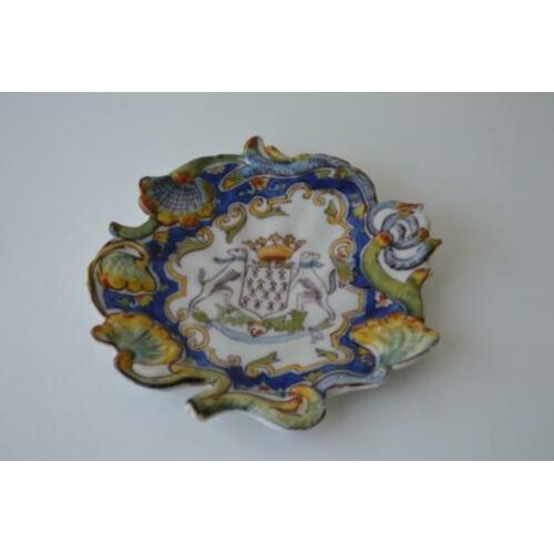Majolica schaaltje met wapen honden