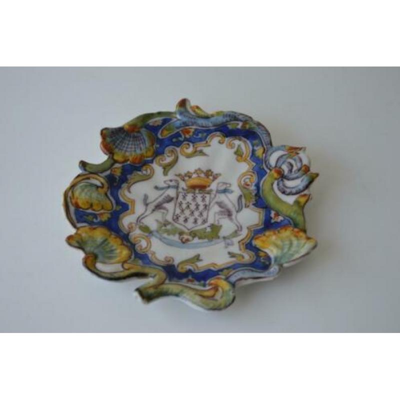 Majolica schaaltje met wapen honden
