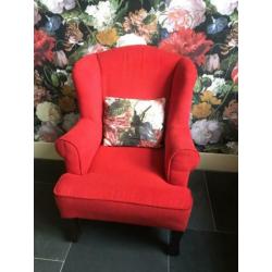 Prachtige rode kinderstoel, kinder fauteuil in topstaat!