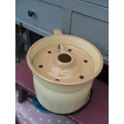 brocante emaille kan / emaille melkkoker beige