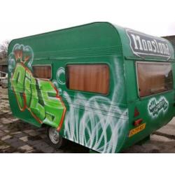 Zwarte cross caravan