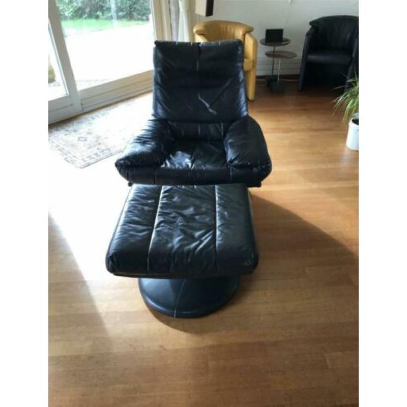 Rolf Benz Fauteuil, inclusief voetenbank/poef. Zwart leer