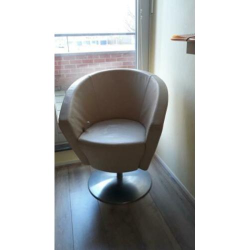 Mooie leren fauteuil, in hoogte verstelbaar.