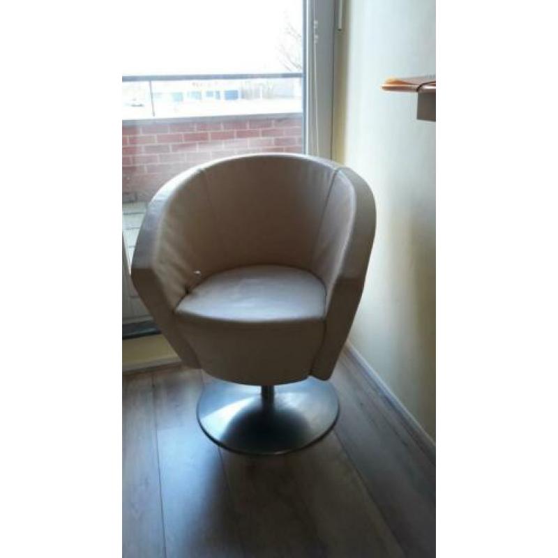 Mooie leren fauteuil, in hoogte verstelbaar.