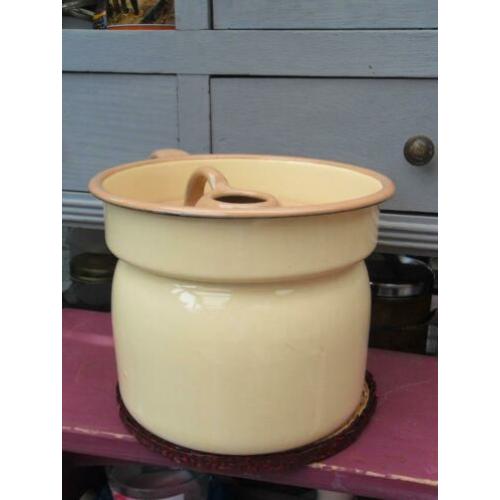 brocante emaille kan / emaille melkkoker beige