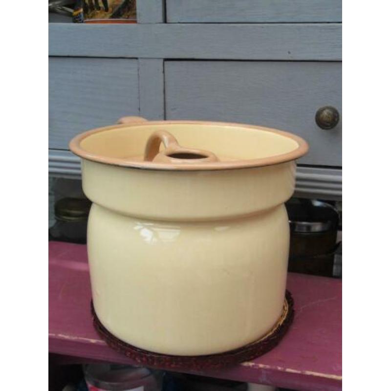brocante emaille kan / emaille melkkoker beige