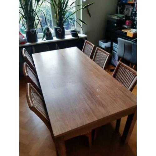 Houten tafel en 6 rieten stoelen