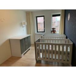 SuperLeuke tweelingkamer baby/peuter- bedjes, commode & kast