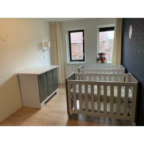 SuperLeuke tweelingkamer baby/peuter- bedjes, commode & kast