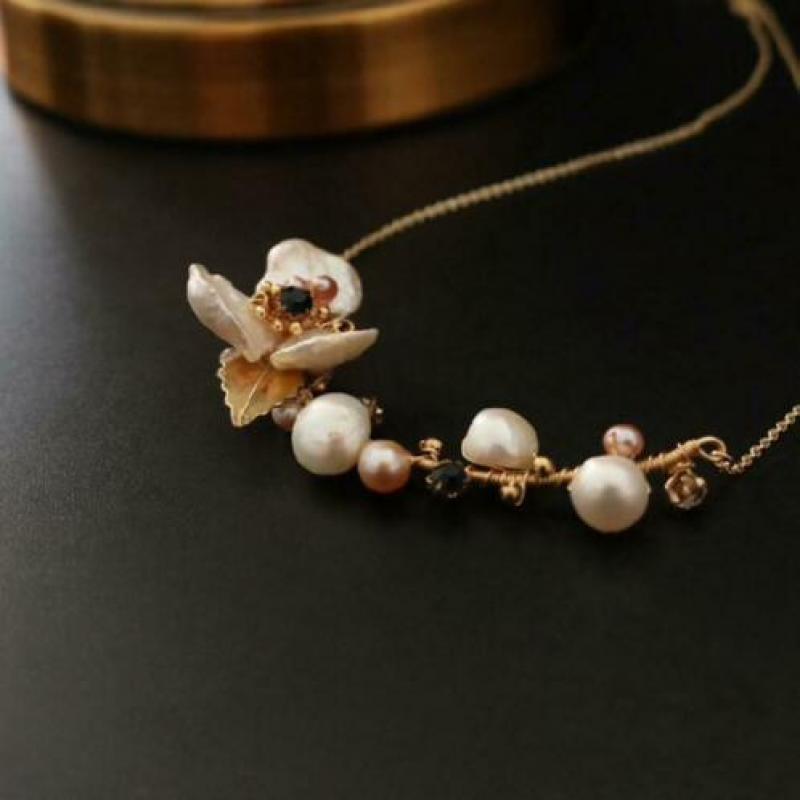 trouwsieraden goudkleurige ketting met parels