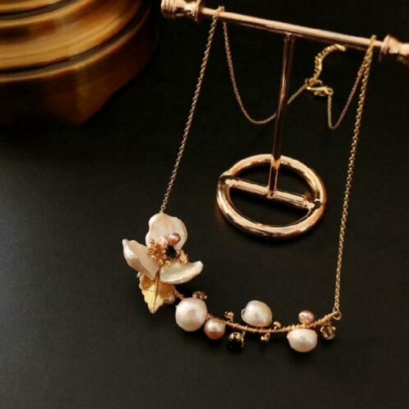 trouwsieraden goudkleurige ketting met parels
