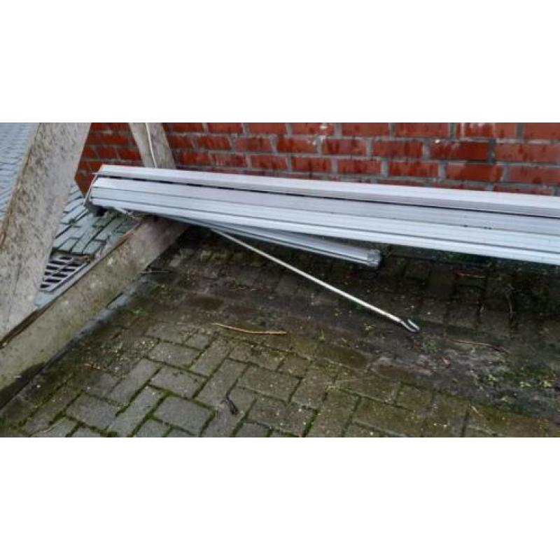 Zonnescherm 5 m breed 2.5 uitval
