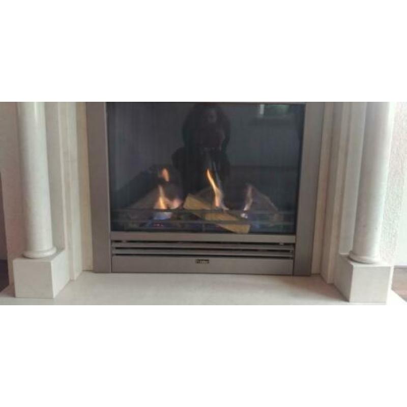 Stenen schouw met sfeerhaard (gas)