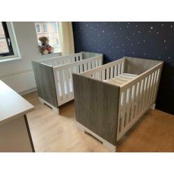 SuperLeuke tweelingkamer baby/peuter- bedjes, commode & kast