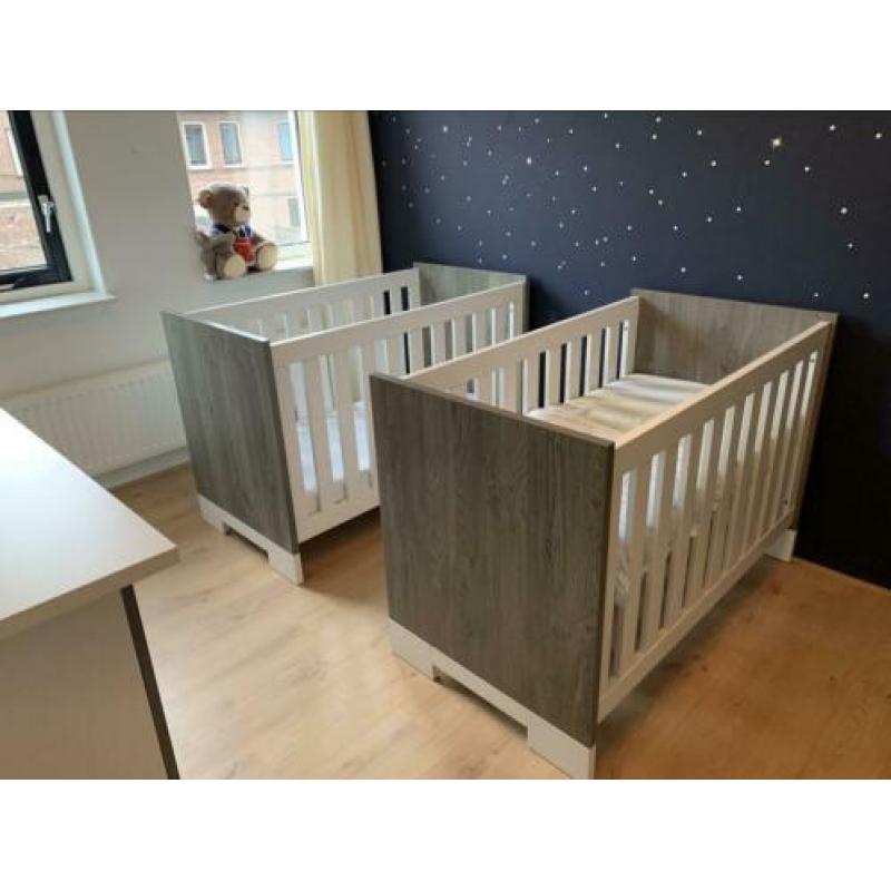 SuperLeuke tweelingkamer baby/peuter- bedjes, commode & kast