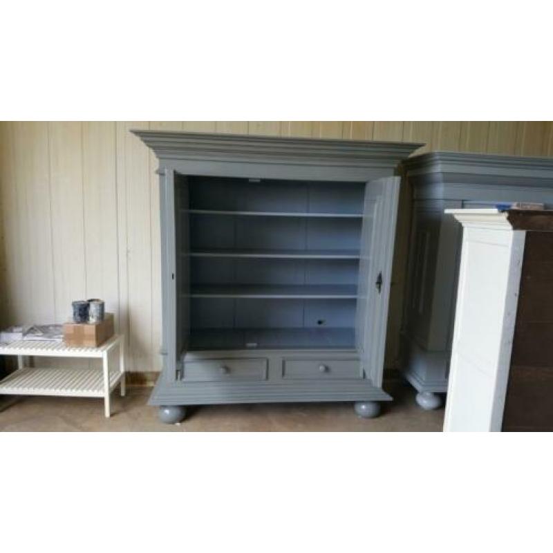 Landelijke opgeknapte brocante houten kamerkast buffetkasten