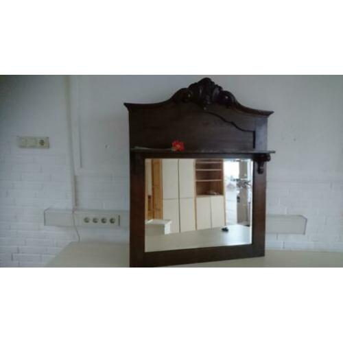 Antieke spiegel, geslepen glas, kuif en legplank 88x112 cm